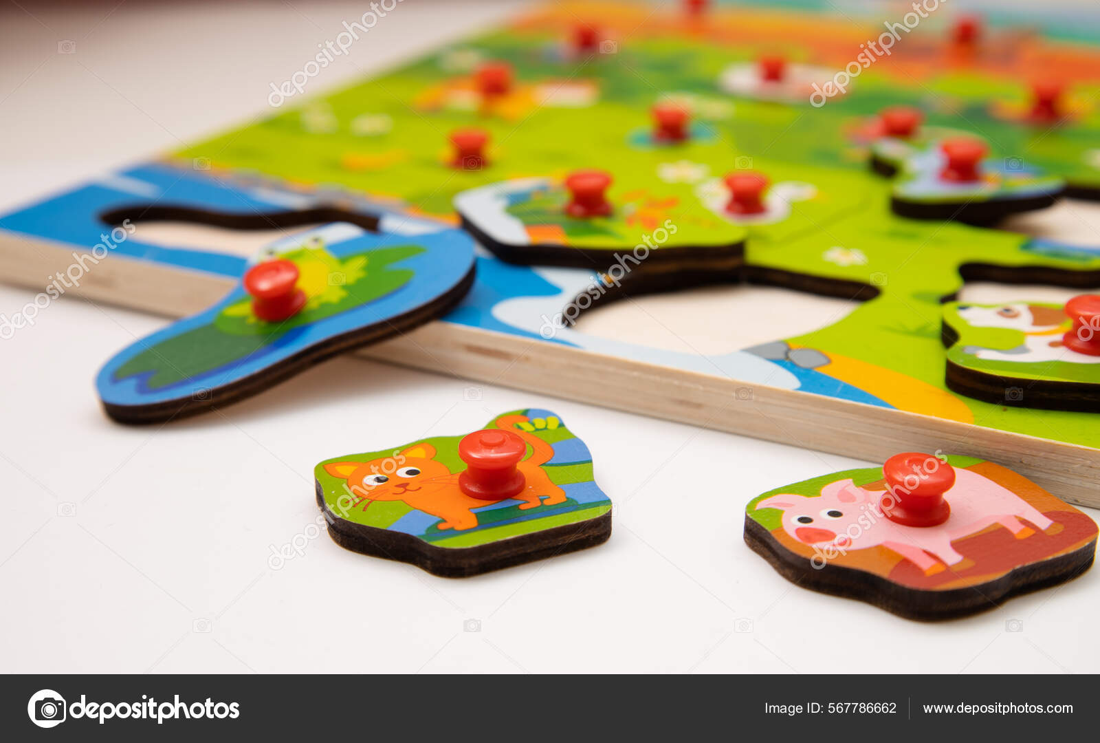 Brinquedos infantis. Jogo de lógica para crianças. Criança feliz e diversão  Jogos. fotos, imagens de © nataliagh #567786662